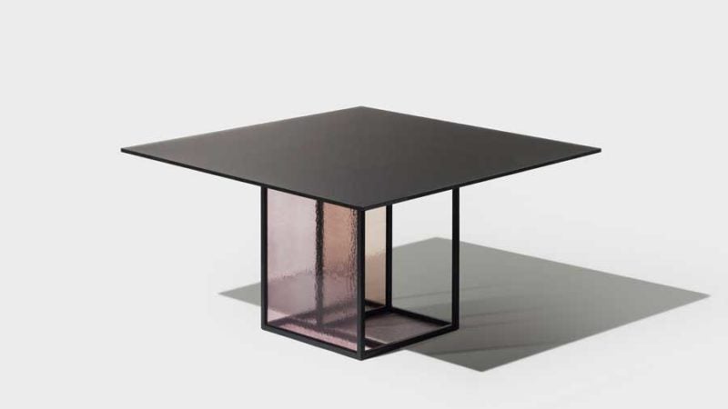 tavolino con gambe di vetro